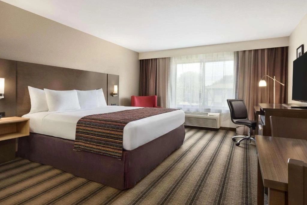 Country Inn & Suites by Radisson, St. Cloud West, MN 